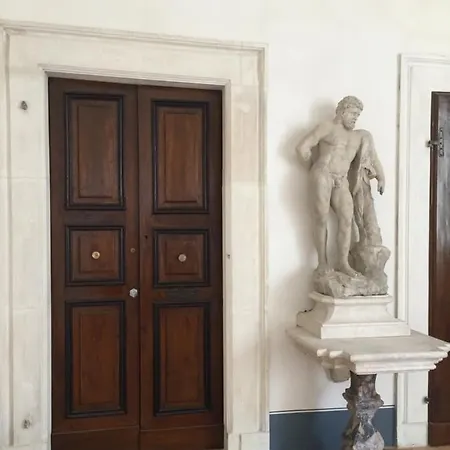 Dom wakacyjny Palazzo Pica Alfieri LʼAquila